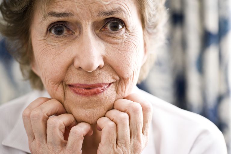 Причинами галлюцинаций у пожилых могут быть глазные болезни