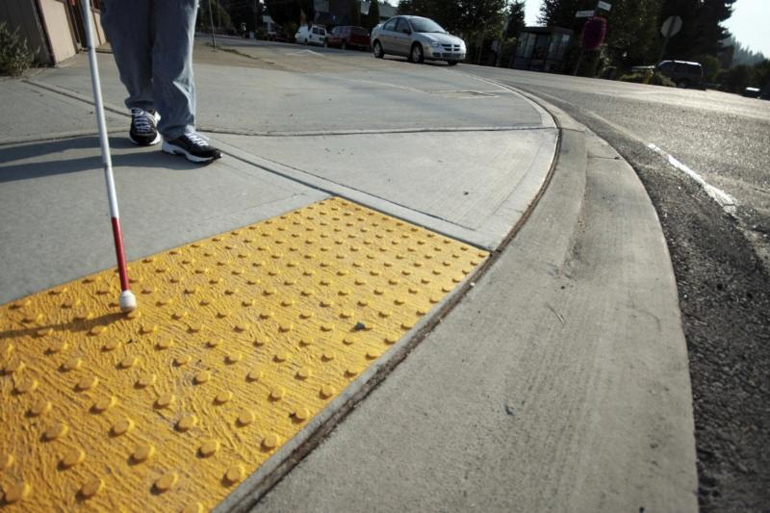 Корреспондент из Красноярска оценила качество тактильной плитки на тротуаре для слабовидящих
