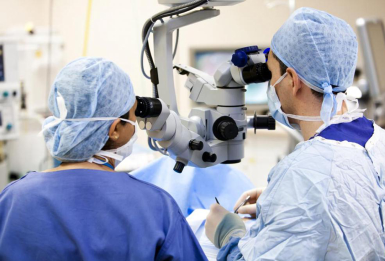 Екатеринбургские офтальмологи выполнили миллионную операцию на глазах