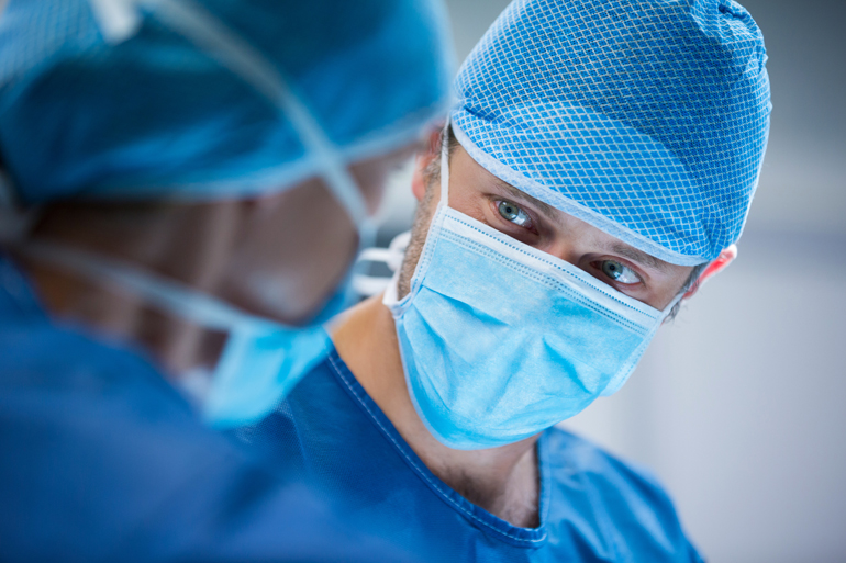 Сибирские врачи удалили опухоль из глаза с помощью кихол-хирургии