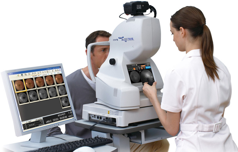 мужчине делают томографию глаз